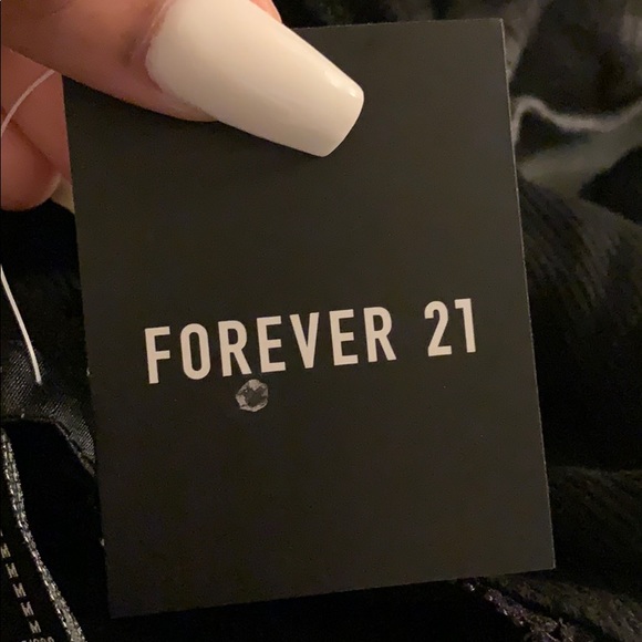 Black crop top w/ bow - Picture 3 of 3